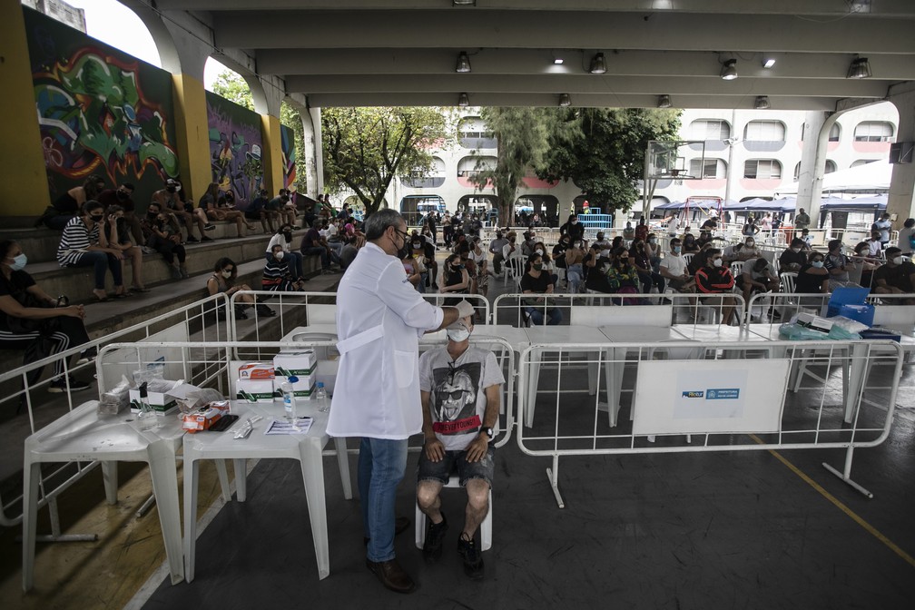 Profissional de saúde coleta amostra nasal para teste de Covid-19 em uma escola no Rio de Janeiro, no Brasil, em 7 de janeiro de 2022 - Foto: Bruna Prado/AP