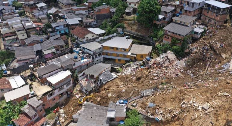 Bombeiros buscam vítimas de deslizamento em Petrópolis (RJ) CARL DE SOUZA/AFP - 17.02.2022